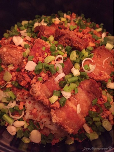 ข้าวอบหมูกรอบคั่วพริกเกลือ