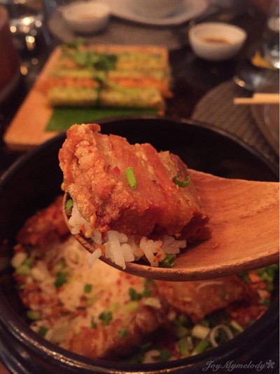 ข้าวอบหมูกรอบคั่วพริกเกลือ