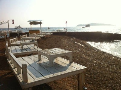 ยามเช้า ((ไม่มีหมอนกะที่รองนั่งและตะเกียงนะแจ๊ะ)) ต้องรอเย็นๆ โน่นถึงจัดร้าน