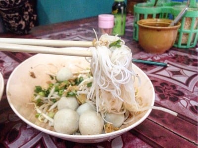 บะหมี่ขาวลูกชิ้นปลา