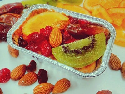 เค้กผลไม้ที่อัดแน่นด้วยผลไม้หลากหลายชนิด เน้นรสชาติเปรี้ยวอมหวาน