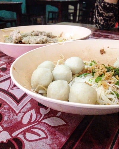 บะหมี่ขาวลูกชิ้นปลา