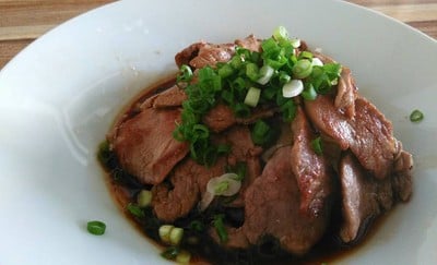 ยำเนื้อ 60 บ. ซอสเปี้ยวนิดๆ มีต้นหอมซอยอยู่ด้านล่าง