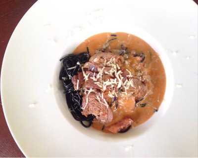 สปาเก็ตตี้เส้นดำผัดซ้อสมะเขือเทศ เบคอน และไส้กรอก