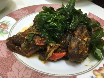ปลาดุกผัดพริกแกง 