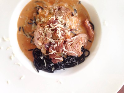 สปาเก็ตตี้เส้นดำผัดซ้อสมะเขือเทศ เบคอน และไส้กรอก