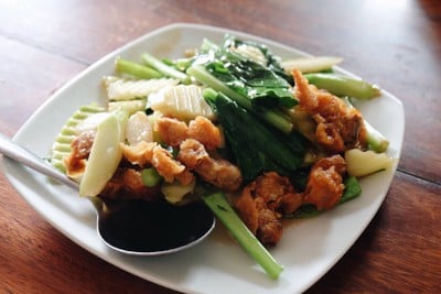 คะน้าหมูกรอบ