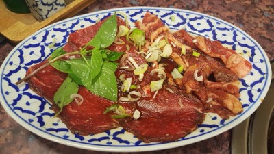 Karubi (เนื้อสันนอกติดมัน) และ Rosu (สันใน)