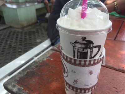 นมปั่นออกจืดๆหน่อย กินไปสักพักจะเริ่มหวาน เหมือนคนไม่ทั่ว