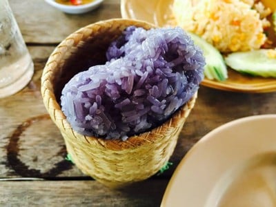 ข้าวเหนียวดอกอัญชัน