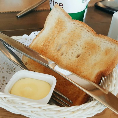 ขนมปังขาวทาเนย