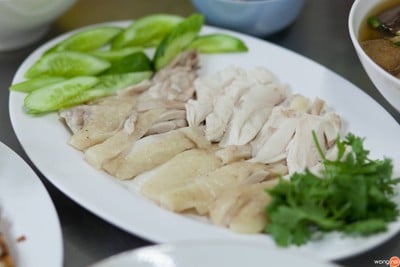 เมนูของร้าน ข้าวมันไก่นายธง สาธุประดิษฐ์