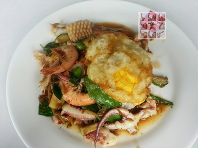 ผัดฉ่าทะเลไข่ดาว