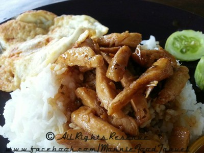 ข้าวไก่กระเทียมไข่ดาว