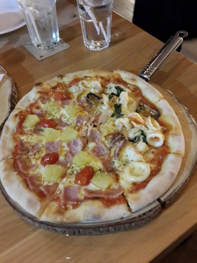Pizza Hawaiian Half Seafood