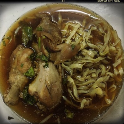 บะหมี่เส้นแบนไก่ตุ๋น