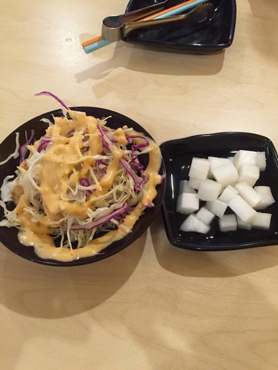 สลัดและหัวไชเท้าดอง จะยกมาเสิร์ฟก่อน