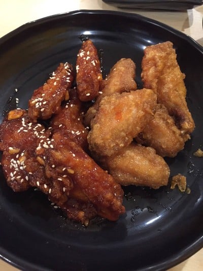 ไก่ทอดเกาหลี มี 2 รสชาติให้เลือก และมีแบบชุดใหญ่/ชุดเล็ก