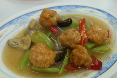 ลูกชิ้นกุ้งผักโสภณ