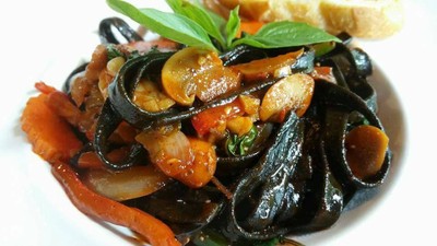 กระเพรา Fettuccine เส้นดำ