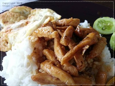 ข้าวไก่กระเทียมไข่ดาว