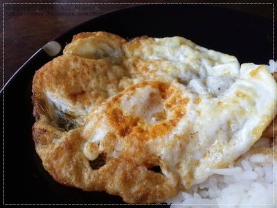 ข้าวไก่กระเทียมไข่ดาว