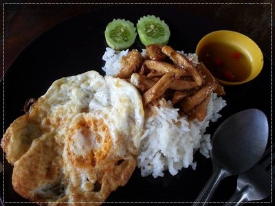 ข้าวไก่กระเทียมไข่ดาว