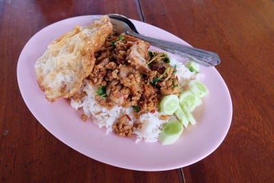 ข้าวกระเพราหมูสับหมูกรอบ + ไข่ดาว