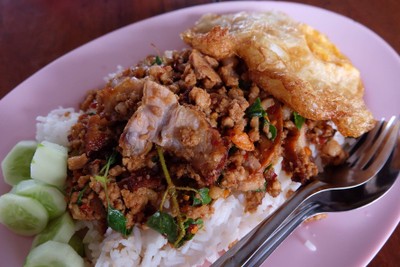 ข้าวกระเพราหมูสับหมูกรอบ + ไข่ดาว
