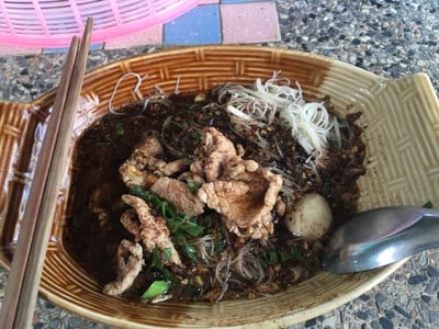 เส้นหมี่หมูน้ำตกพิเศษ