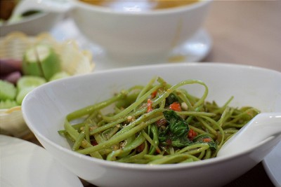 ผักบุ้งผัดกะปิ