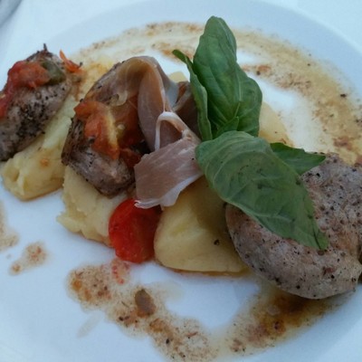 หมูสันในราดซอสไวน์ขาวและพาร์มาแฮม