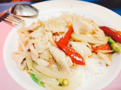 หมูผัดกะปิราดข้าว