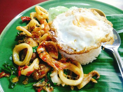 กะเพราทะเลราดข้าว+ไข่ดาว