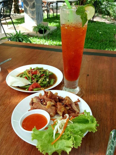 ตำถั่ว หมูกรอบ +ชาไทยมะนาว อันนี้เข้ากันดีมาก