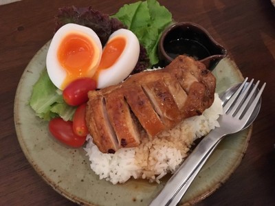 ข้าวไก่อบซอสเสาวรส