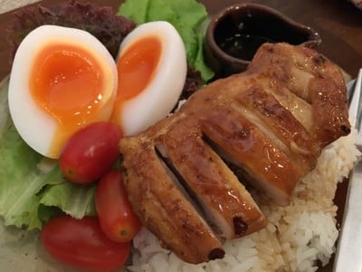 ข้าวไก่อบซอสเสาวรส