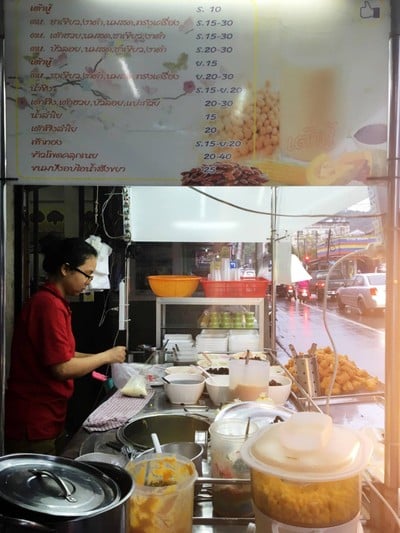 บรรยากาศ น้ำเต้าหู้เที่ยงคืนภูเก็ต 2 ถ.สุรินทร์