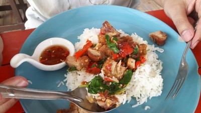 กระเพราหมูกรอบ