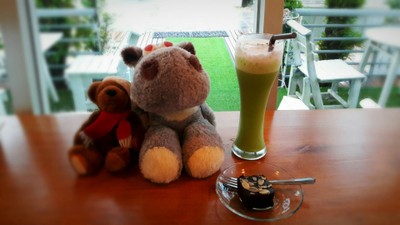 วันนี้สั่งน้อยไปหน่อย มีเค้กบราวนี่มาแกล้มชิ้นนึงไม่หวานมากกำลังดี ชอบๆ