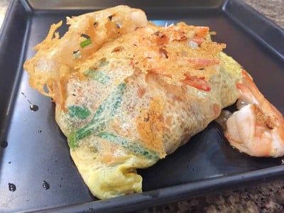 ผัดไทกุ้งสดห่อไข่