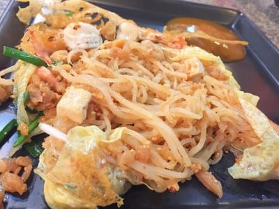 ผัดไทกุ้งสดห่อไข่