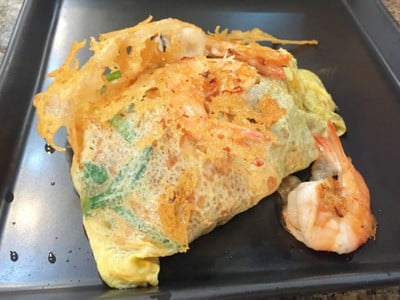 ผัดไทกุ้งสดห่อไข่