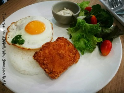 ข้าวปลาทอดไข่ดาว