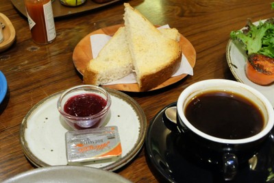 ขนมปังมาพร้อมชุดอาหารเช้ส