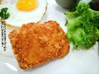 ข้าวปลาทอดไข่ดาว