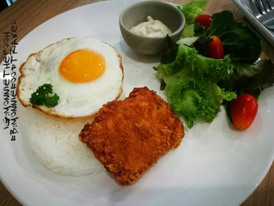 ข้าวปลาทอดไข่ดาว