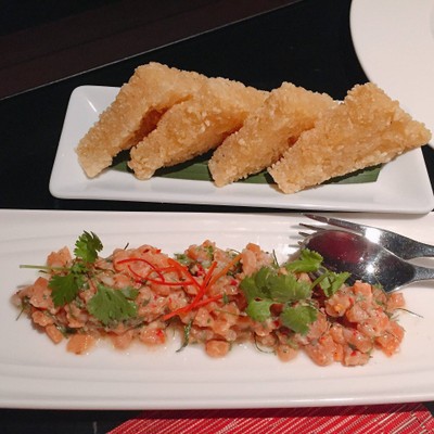 แซลมอนคลุกสมุนไพรเสริ์ฟพร้อมข้าวเหนียวบดทอด