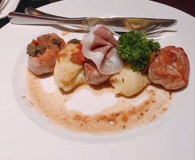 หมูสันในราดซอสไวน์ขาวและพาร์มาแฮม