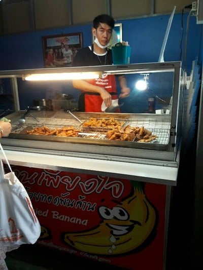 หน้าร้าน เพียงใจกล้วยทอดพันล้าน ตลาดบองมาร์เช่